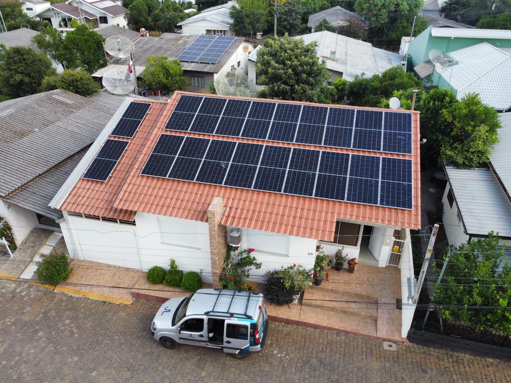 Instalação residencial de painéis solares feita pela JL Energia
