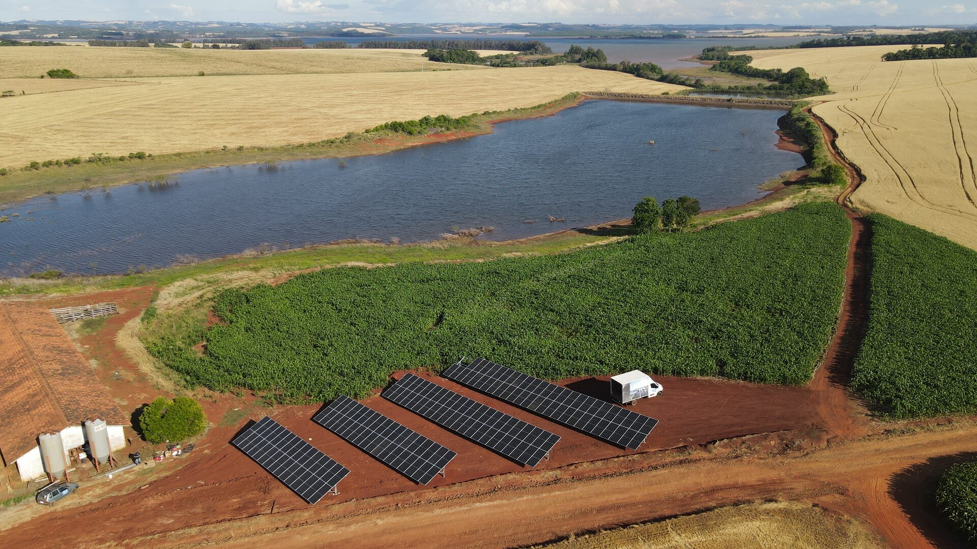 Vista aérea de usina solar em propriedade rural instalada pela JL Energia